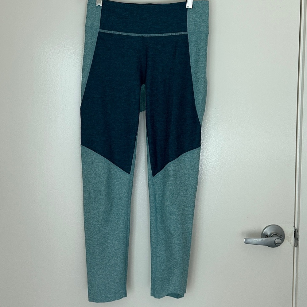 Outdoor Voices 3/4 cropped two tone textured compression leggings